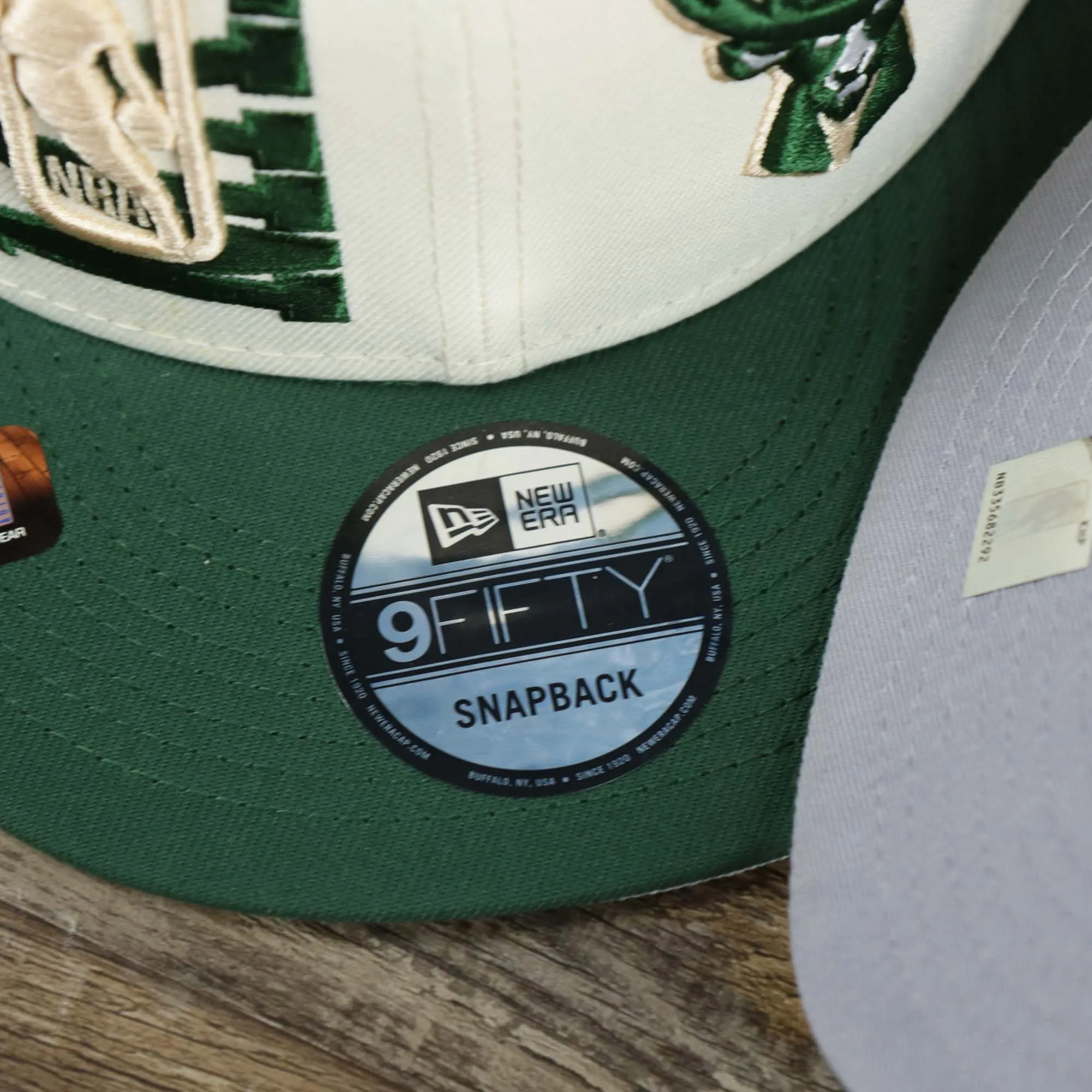 Milwaukee Bucks NBA 2022 Draft Gray Bottom 9Fifty Snapback | New Era Cream/Green